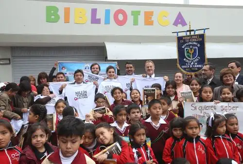 Alcalde de Miraflores, Jorge Muñoz, y directiora de Un Millpon de Niños Lectores, Teresa Boullon, inauguraron red de bibliotecas municipales en el colegio Juana Alarco de Dammert. ANDINA/Juan Carlos Guzmán