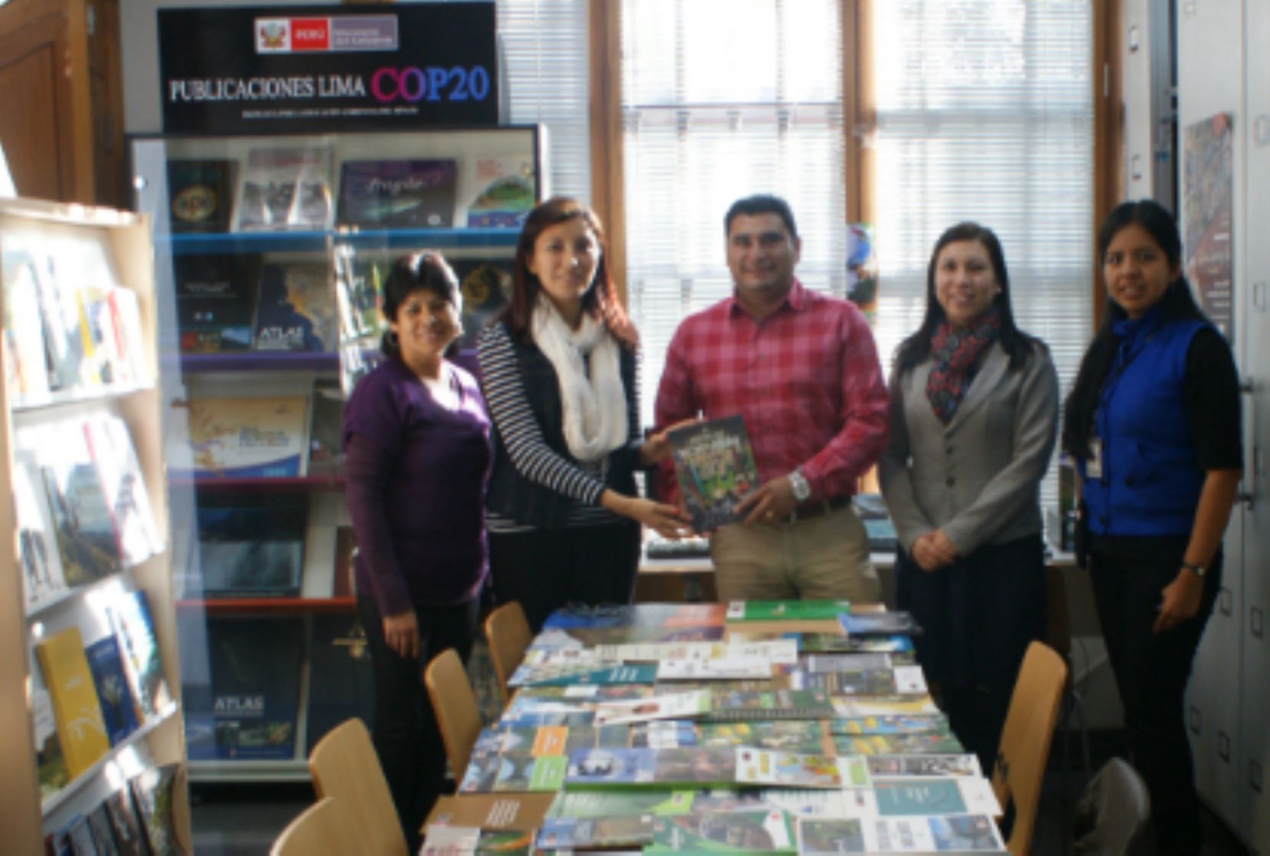 La Biblioteca del Ministerio del Ambiente (BIAM) de la Dirección General de Información e Investigación Ambiental del Ministerio del Ambiente (Minam) entregó una colección de 60 publicaciones al Proyecto de Biblioteca Ambiental itinerante en la zona del Valle de los Ríos Apurímac, Ene y Mantaro (Vraem).