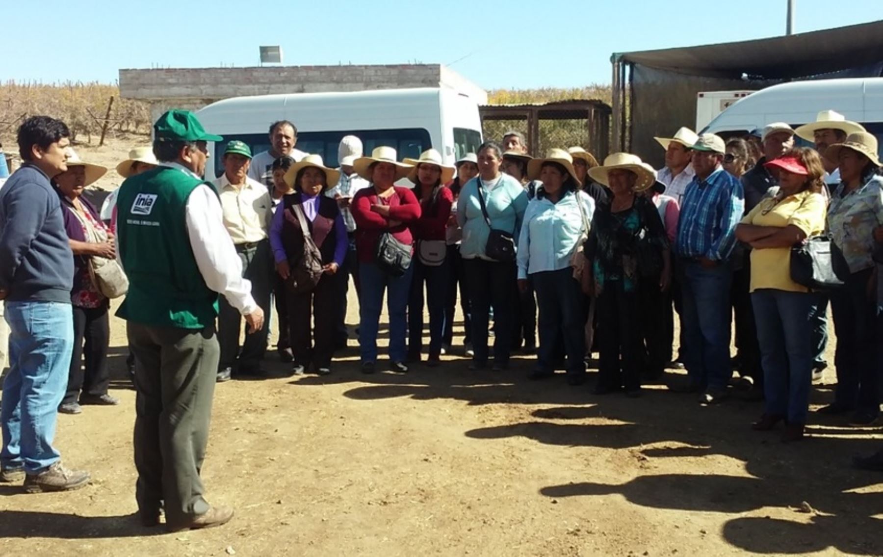 Especialistas de la Estación Experimental Santa Rita del Instituto Nacional de Innovación Agraria (INIA), capacitaron a productores del Centro de Acopio Lechero de la región Arequipa en el manejo de la alimentación, sanidad y reproducción del ganado.
