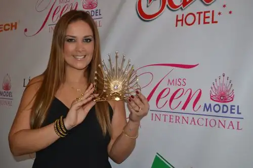 Marina nos enseña la corona que llevará la nueva soberana por todo el 2016.