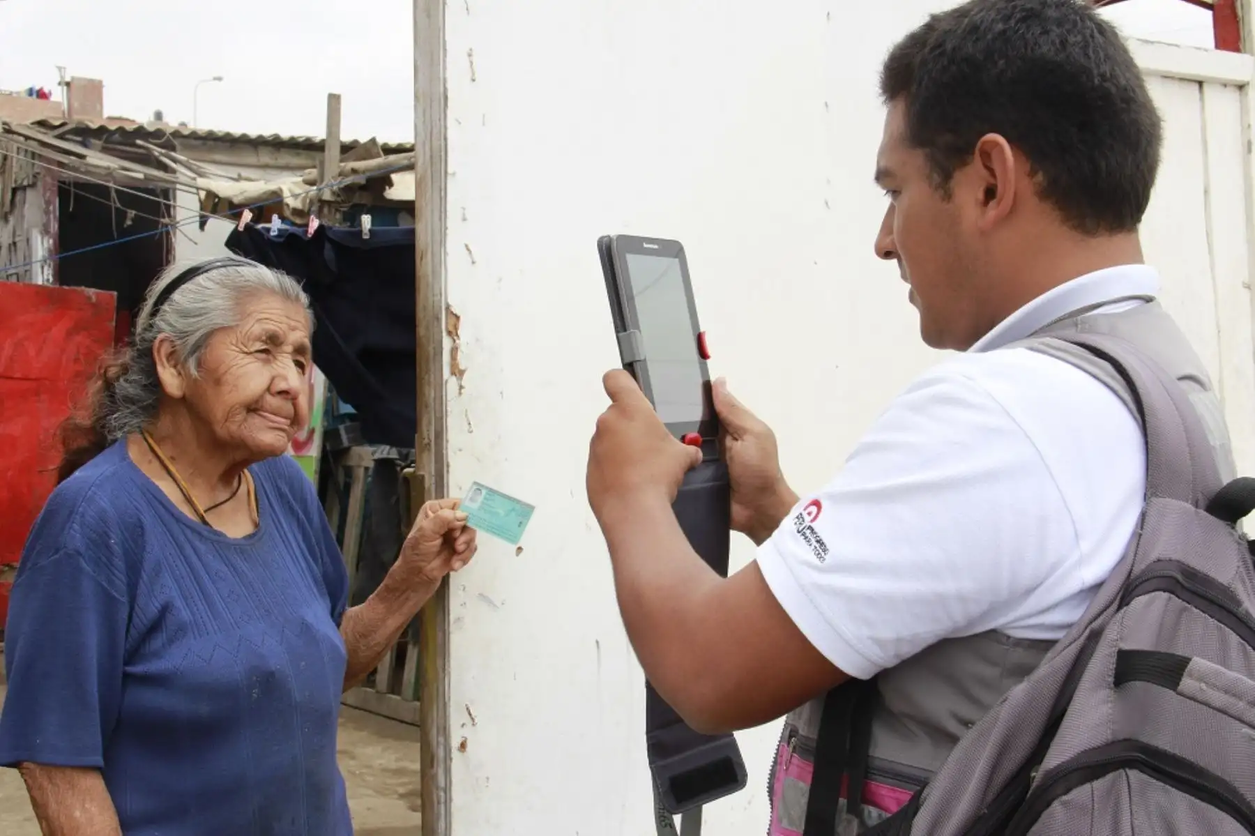 El Programa Nacional de Asistencia Solidaria Pensión 65 diseñó y puso en funcionamiento una innovadora plataforma tecnológica de creación propia basada en la georreferenciación y un aplicativo móvil, que le ha permitido optimizar su desempeño en beneficio de los adultos mayores, así como el de otros programas sociales que han tenido acceso a esta herramienta.