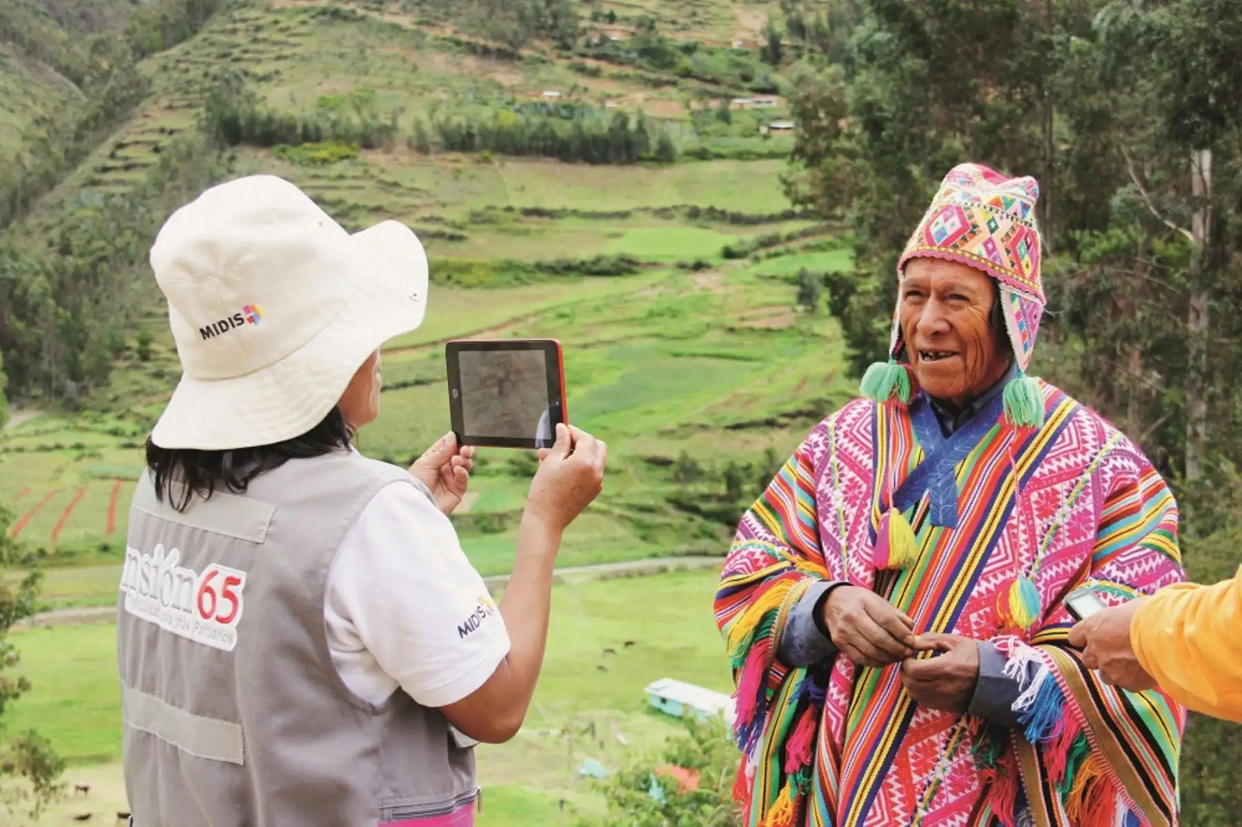 El Programa Nacional de Asistencia Solidaria Pensión 65 diseñó y puso en funcionamiento una innovadora plataforma tecnológica de creación propia basada en la georreferenciación y un aplicativo móvil, que le ha permitido optimizar su desempeño en beneficio de los adultos mayores, así como el de otros programas sociales que han tenido acceso a esta herramienta.