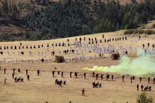 En la escenificación  participaron más de 2,500 actores, entre miembros de la Trigésima Primera de Infantería del Ejército, pobladores de Pucará, y estudiantes universitarios, de institutos superiores y colegios del nivel secundario.