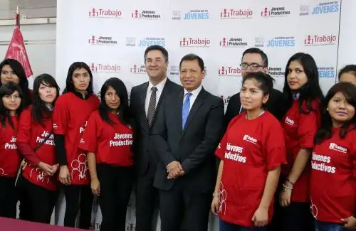 Ministro de Trabajo, Daniel Maurate y el gerente general de Nestlé Perú, Juan Gabriel Reyes, firman convenio para capacitar jóvenes. Foto: MTPE.