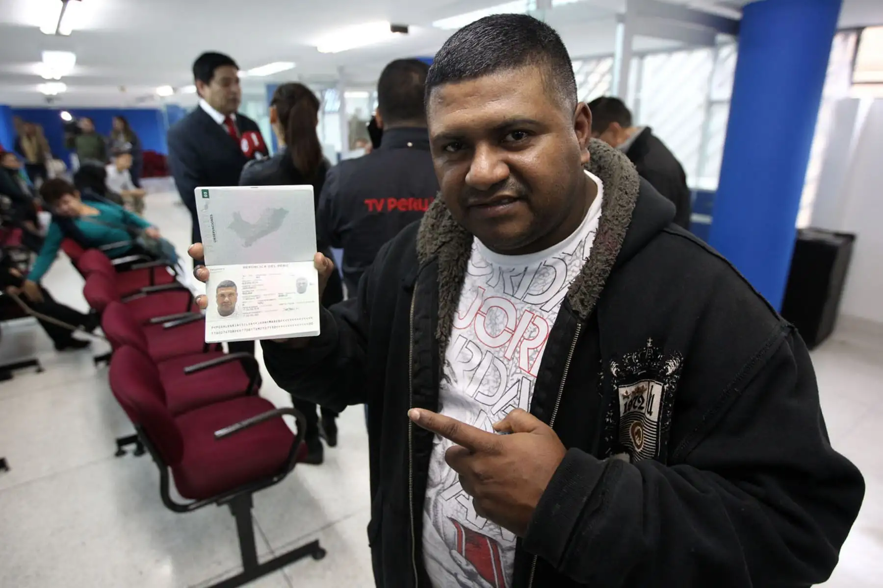 Cuidado con los tramitadores, saque su pasaporte biométrico en Migraciones. ANDINA/Héctor Vinces