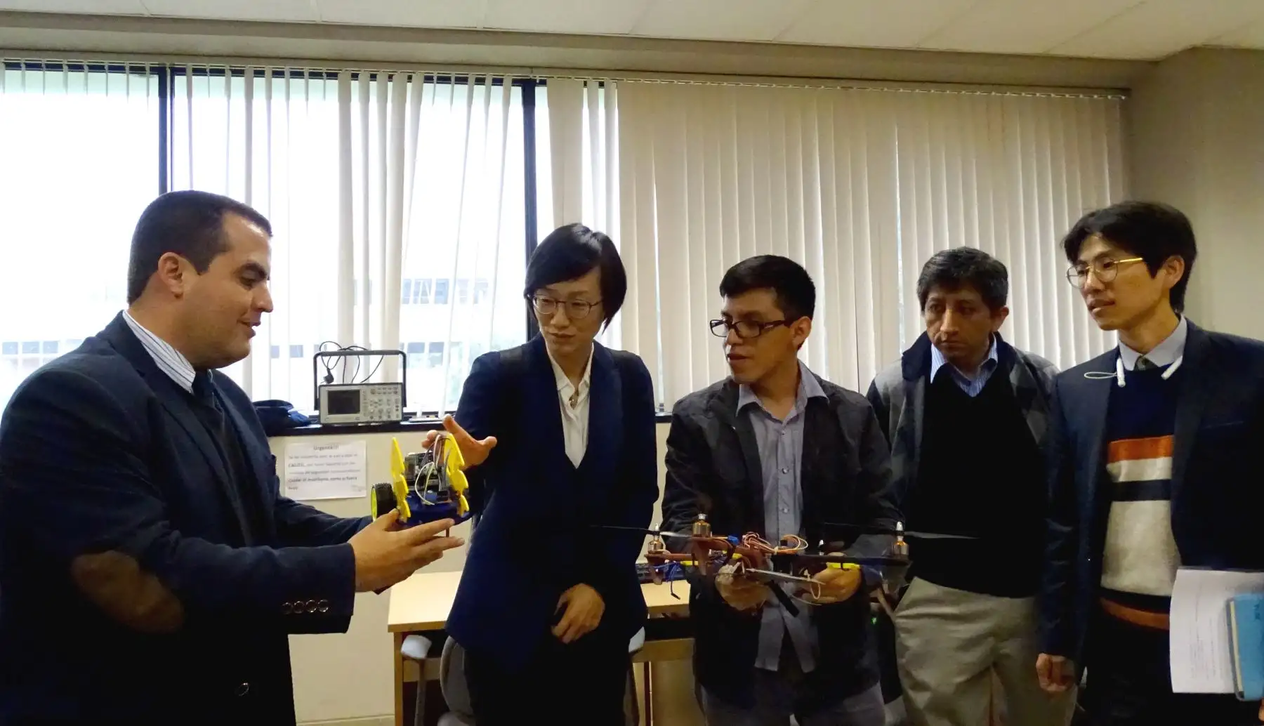 Alonso Tenorio, director del CTIC UNI, muestra las instalaciones a la delegación tecnológica coreana. Foto: Difusión