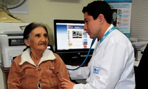 Desde el momento que son incorporados, los usuarios de Pensión 65 son afiliados al Seguro Integral de Salud, y a ello contribuye la articulación de esfuerzos entre el Midis y el Minsa, en el marco de la estrategia “Incluir para crecer”, donde el componente de atención a los adultos mayores es clave.