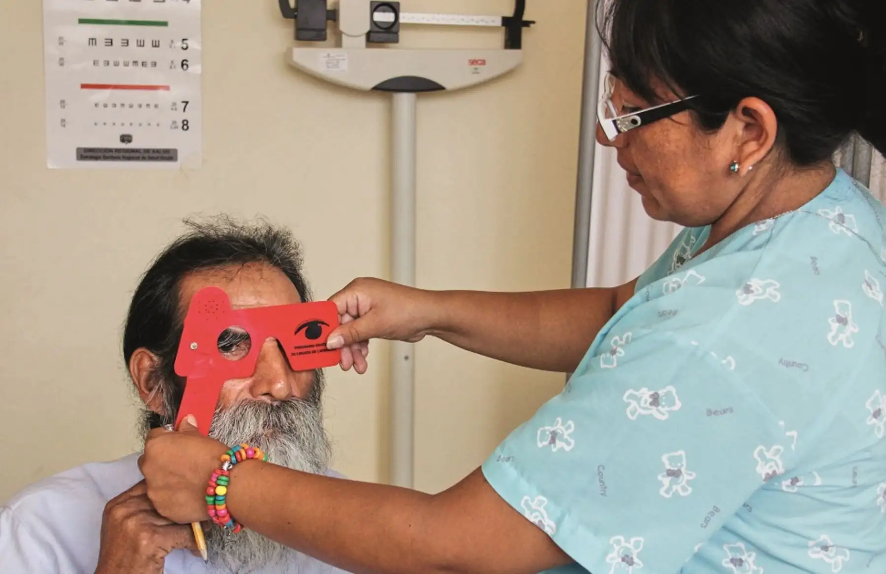 Los adultos mayores usuarios del programa social Pensión 65 afiliados al Seguro Integral de Salud (SIS) reciben gratis las medicinas prescritas por los médicos que los atienden.