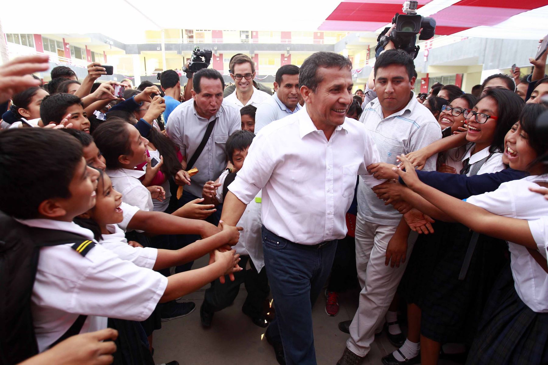 Presidente Ollanta Humala inauguró obras en centro educativo en Lambayeque.