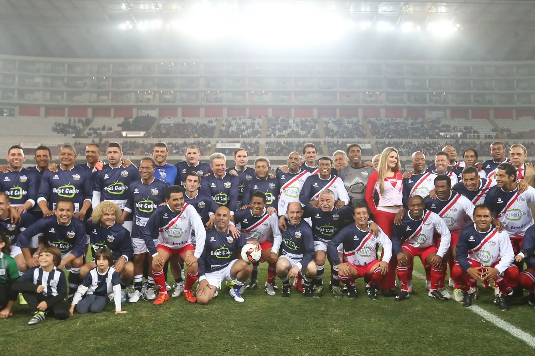 LIMA,PERÚ-JULIO 14. Homenaje al exseleccionado peruano César Cueto en la denominada "La noche del poeta", en el Estadio Nacional de Lima. Foto:ANDINA/archivo.