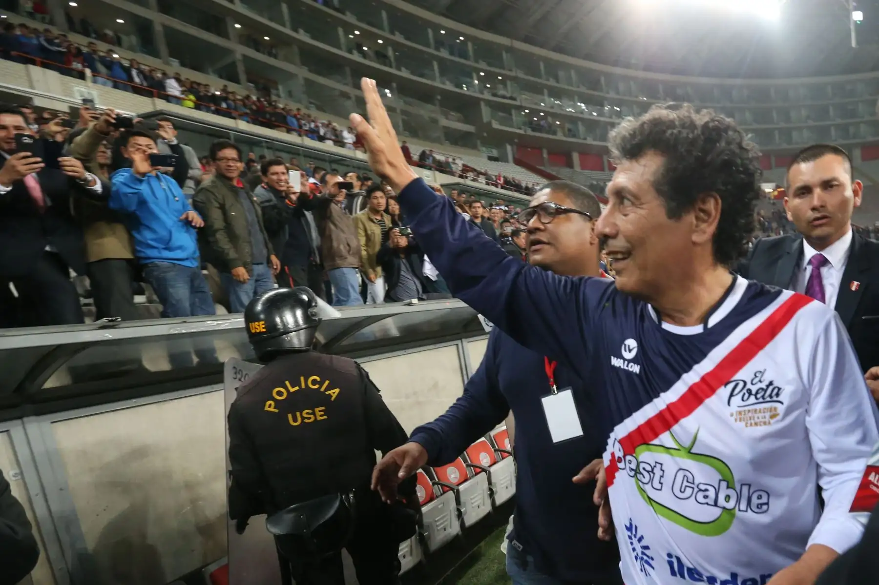 LIMA,PERÚ-JULIO 14. Homenaje al exseleccionado peruano César Cueto en la denominada "La noche del poeta", en el Estadio Nacional de Lima. Foto:ANDINA/archivo.