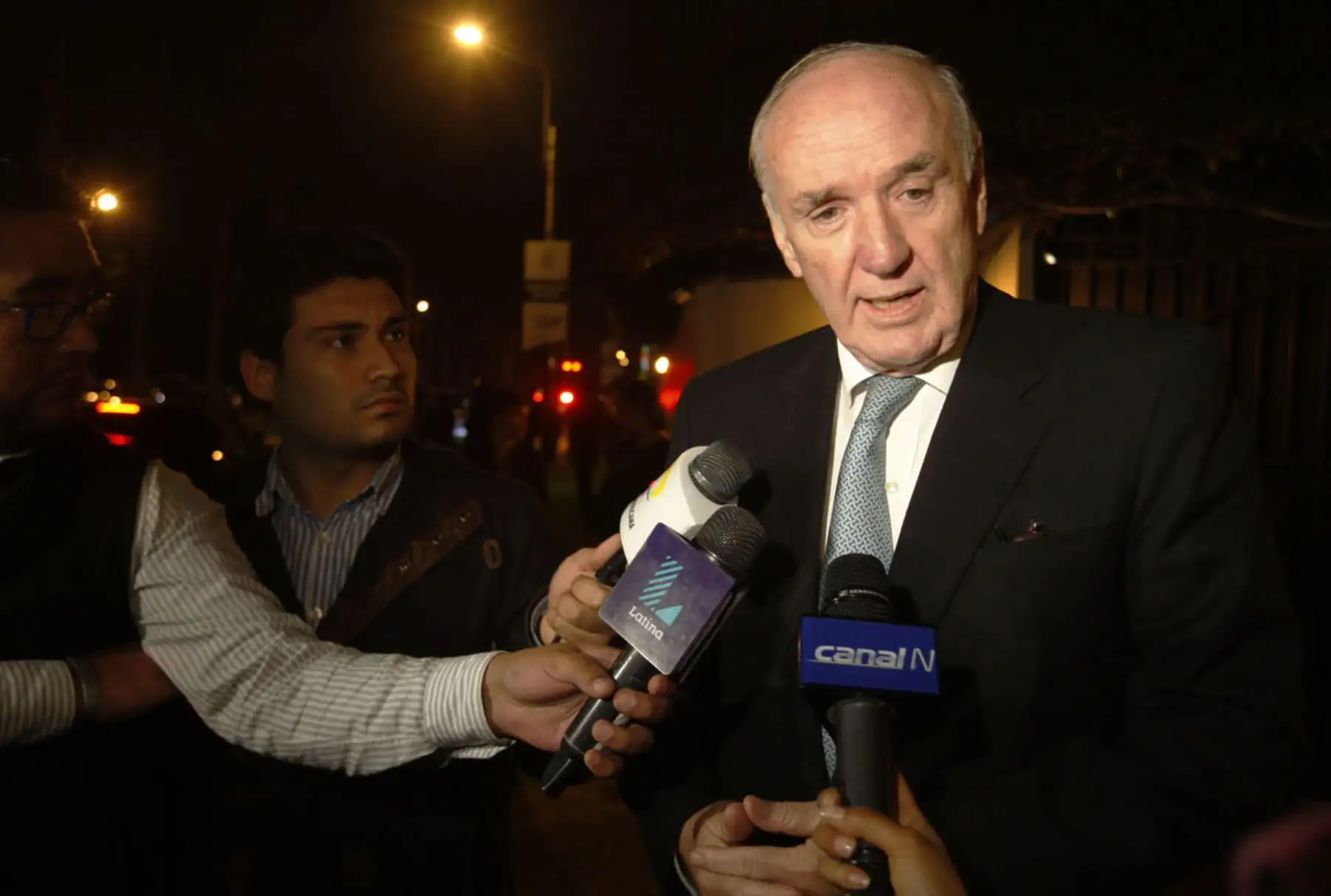 LIMA, PERÚ -JULIO 14. Ex –canciller José Antonio García Belaunde visita la casa del embajador de Francia en Perú, Fabrice Mauriès por celebración del día de la Bastilla. Foto  Andina /Eddy Ramos.