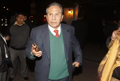 LIMA, PERÚ -JULIO 14. Ex – presidente Alejandro Toledo visita la casa del embajador de Francia en Perú, Fabrice Mauriès por celebración del día de la Bastilla. Foto  Andina /Eddy Ramos.
