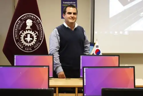 Director del CTIC de la UNI, Alonso Tenorio, presenta la supercomputadora que puede ayudar a agilizar el tránsito. Foto:  ANDINA