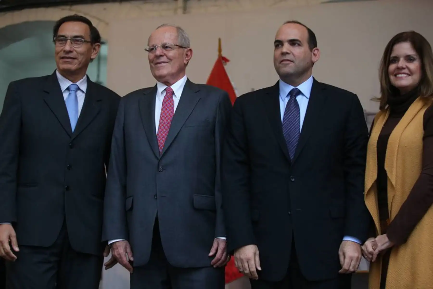 Presidente electo, Pedro Pablo Kuczynski, posa a la prensa junto a su jefe de Gabinete, Fernando Zavala; y a los vicepresidentes electos, Martín Vizcarra, y Mercedes Aráoz.
