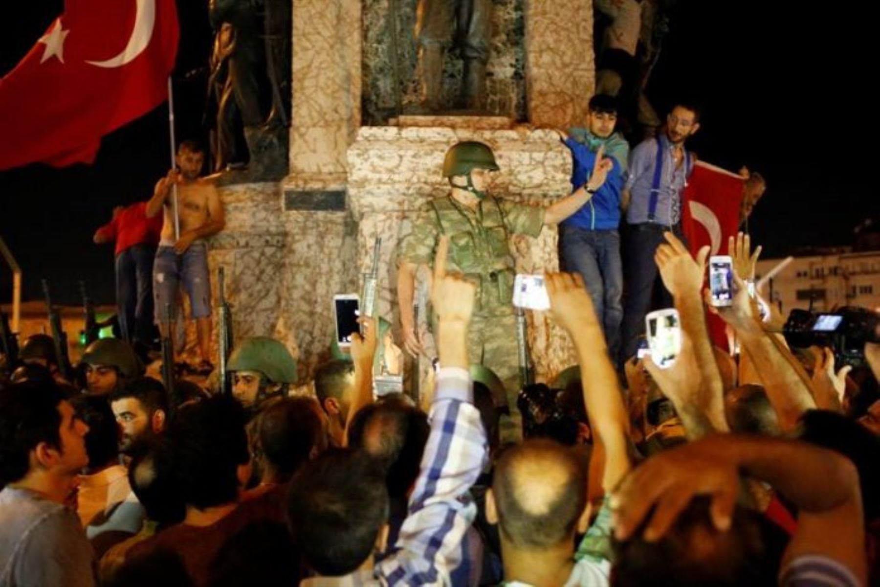 Las impactantes imágenes del golpe de Estado fallido en Turquía Foto: EFE
