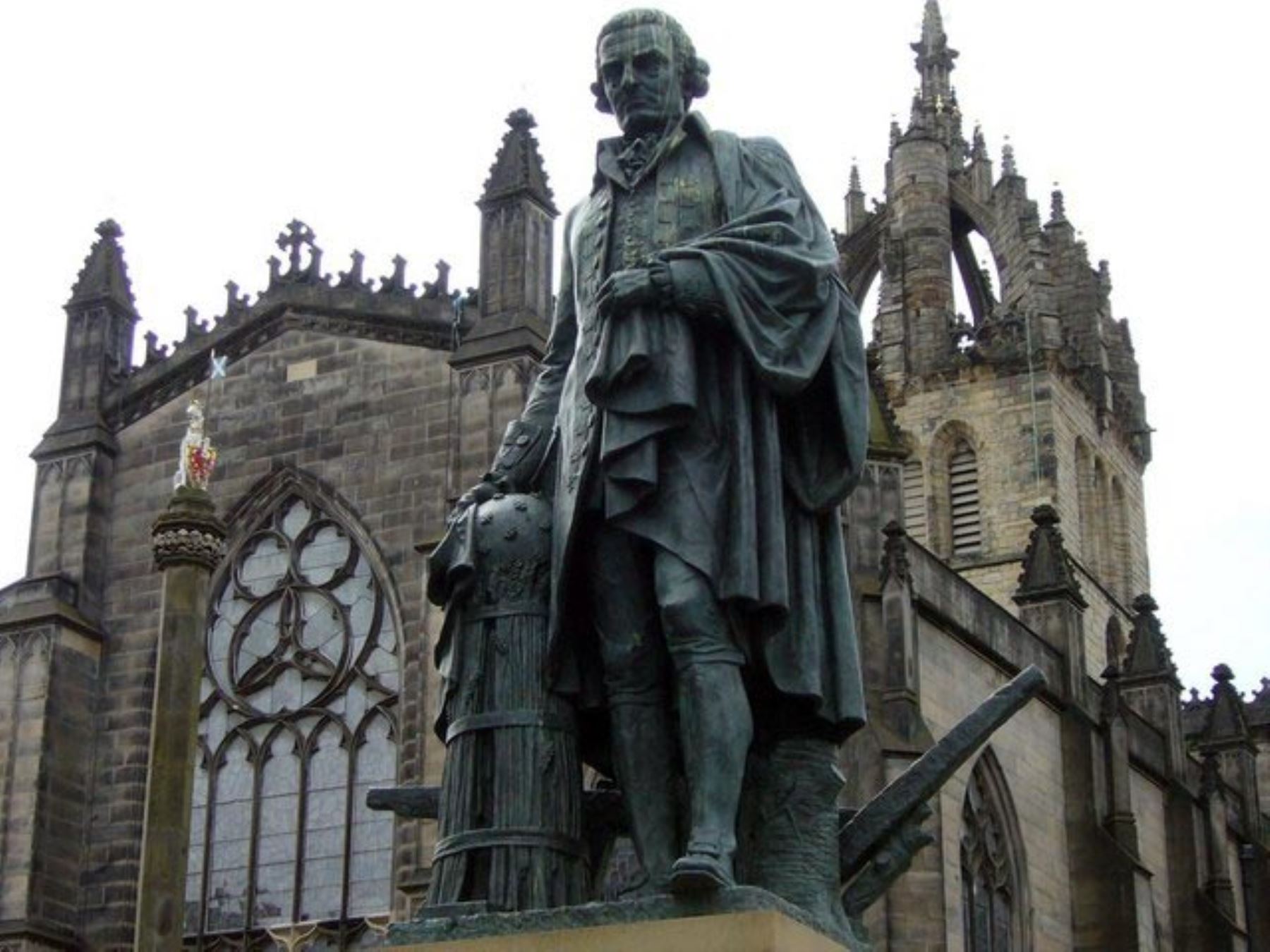 Monumento a Adam Smith, en Edimburgo, Escocia. Foto: Internet/Medios.