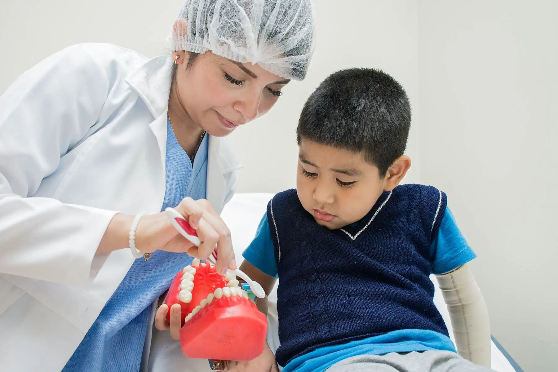 El 50% de niños peruanos con dientes de leche ya presenta caries, advierte el Minsa