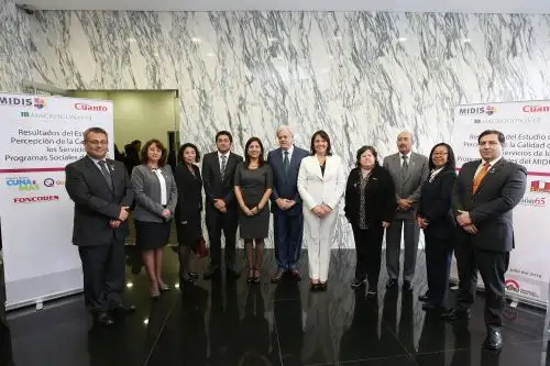 Equipo del Ministerio de Desarrollo e Inclusión Social (Midis), liderado por ministra Paola Bustamente, y equipo de Macroconsult - Cuánto, a cargo de Drago Kisic durante presentación de estudio.
