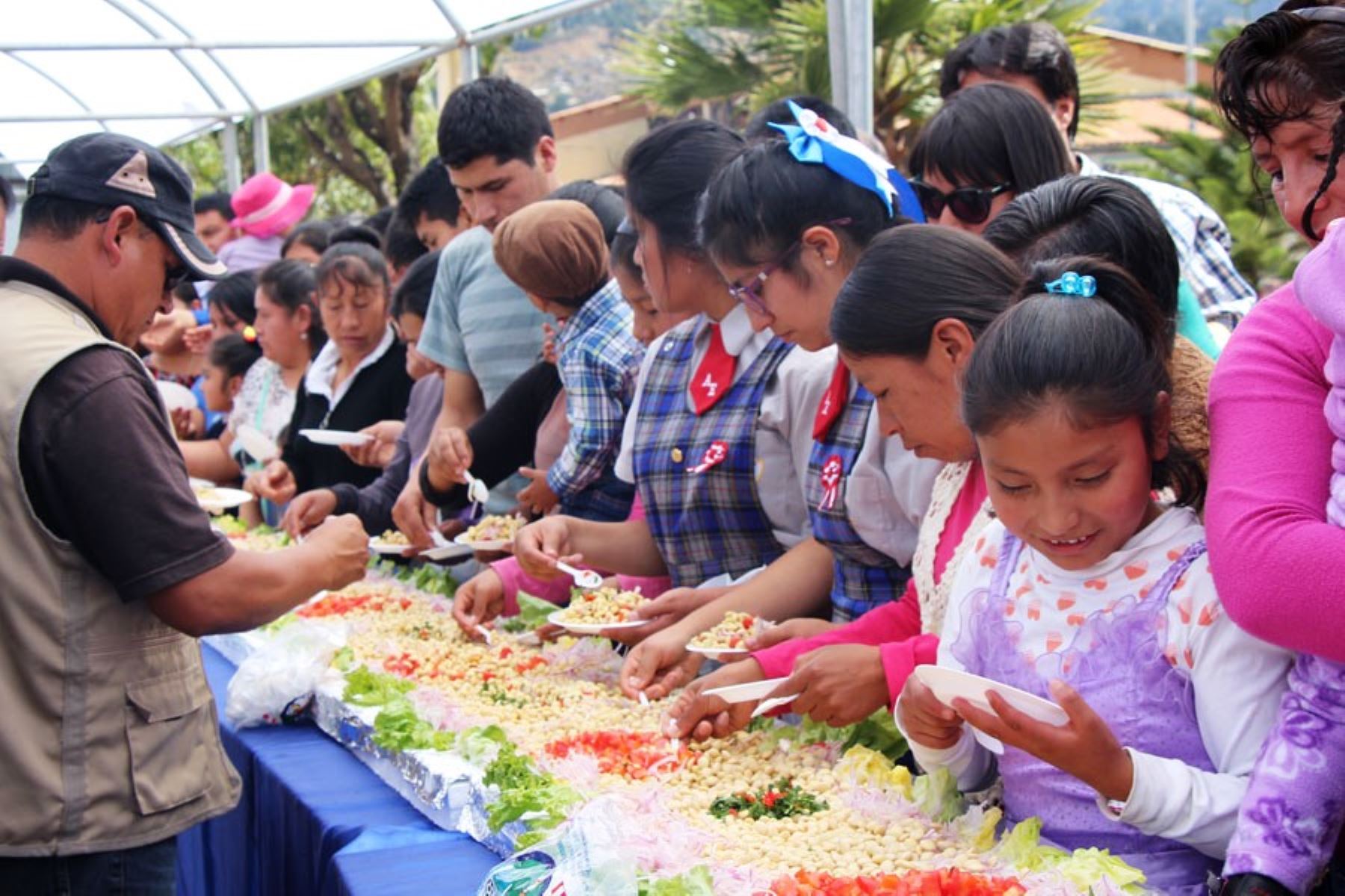 Elaboran la ensalada de chocho de más de 60 m. de largo en Huaraz. ANDINA