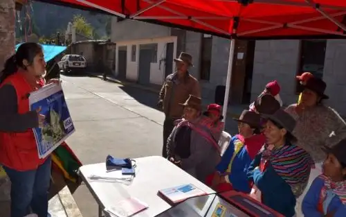 Con el objetivo de promover el uso y acceso de productos y servicios financieros a las usuarias del programa Juntos en el uso de herramientas financieras, los gestores locales de la región Ayacucho realizan charlas y reuniones informativas aprovechando el retiro del incentivo monetario condicionado en las agencias del Banco de la Nación y agentes Multired.
