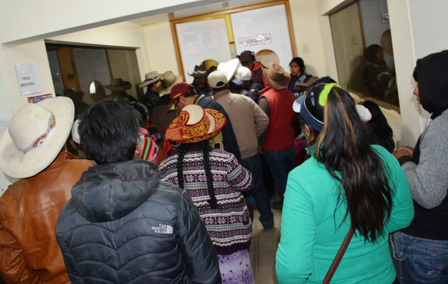 Familiares de las víctimas del accidente de tránsito en Chumbivilcas, en Cusco, indagan por la salud de los heridos. ANDINA/Percy Hurtado