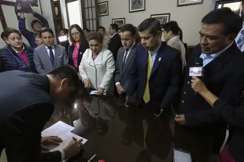 Lista 1, encabezada por Luz Salgado de Fuerza Popular, se inscribe en el Congreso.