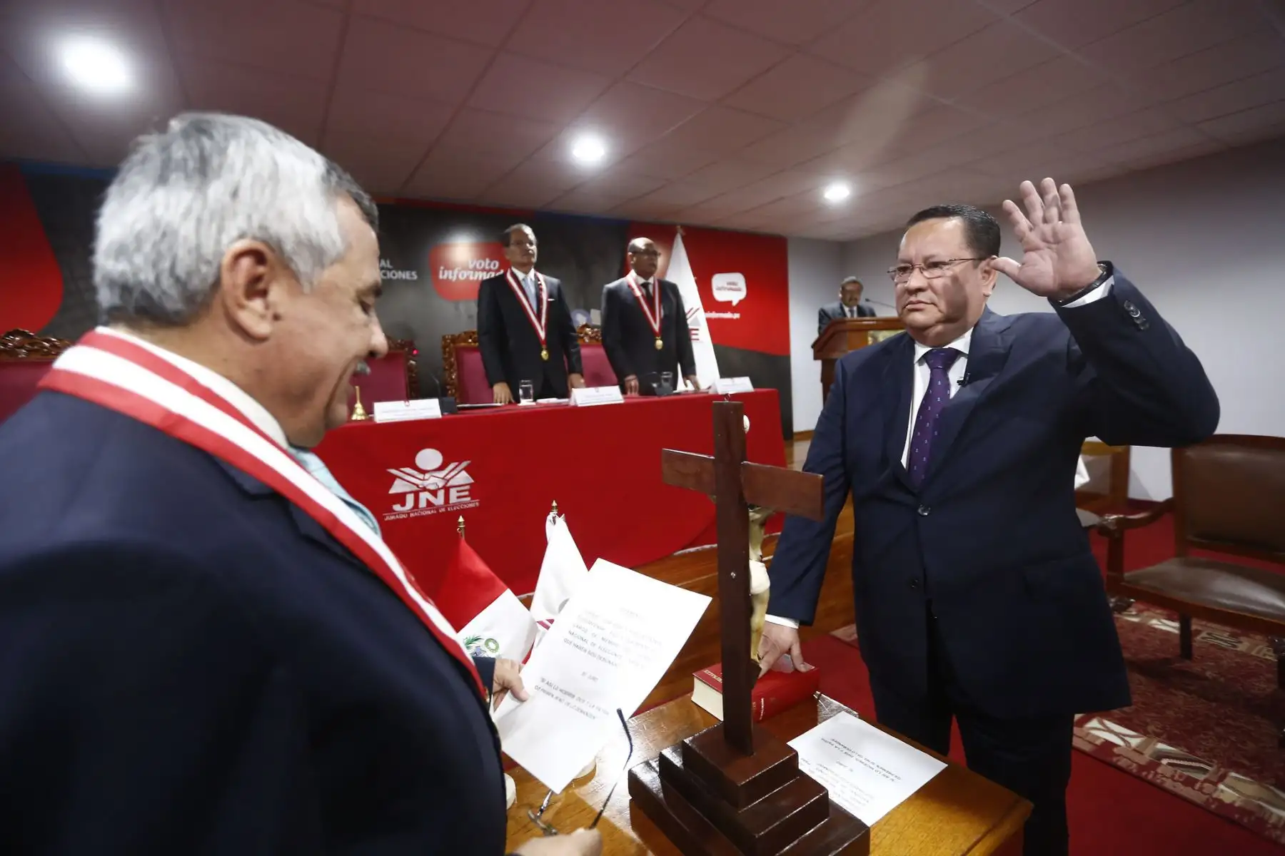 El fiscal Luis Arce el día en que juró en el cargo de miembro del JNE. Foto: cortesía.