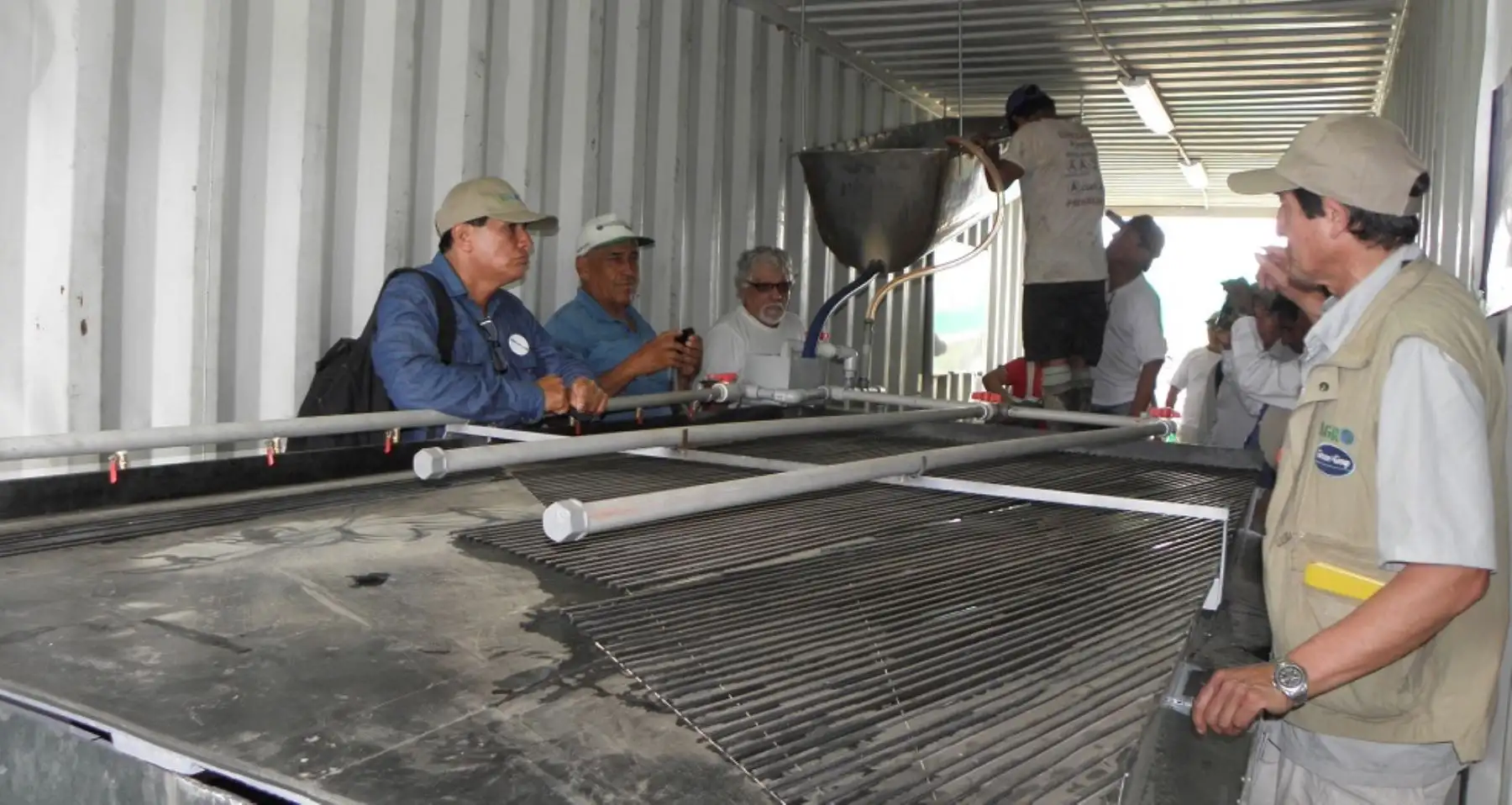 El Ministerio de Energía y Minas (MEM) realizó en Madre de Dios un taller demostrativo dirigido a concesionarios, trabajadores mineros artesanales y público en general, en el marco de la declaratoria de emergencia ambiental, que establece promover mejoras en la tecnología que impliquen la reducción del uso del mercurio en la actividad minera.