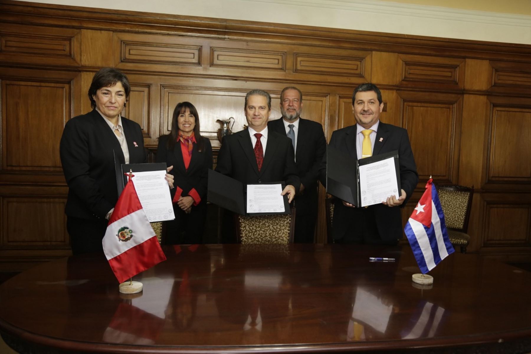 Firma de convenio entre centros de formación turística de Perú y Cuba para becas de reciprocidad