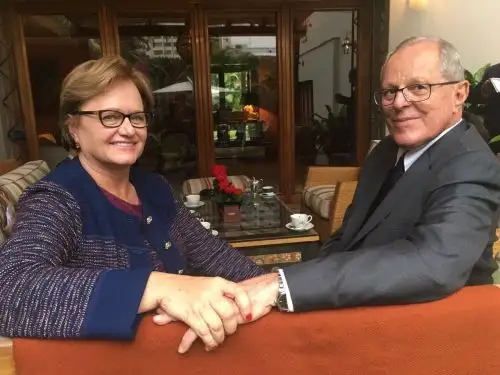 Electo mandatario, Pedro Pablo Kuczynski, junto a su esposa Nancy Lange. Foto: Twitter @ppkamigo