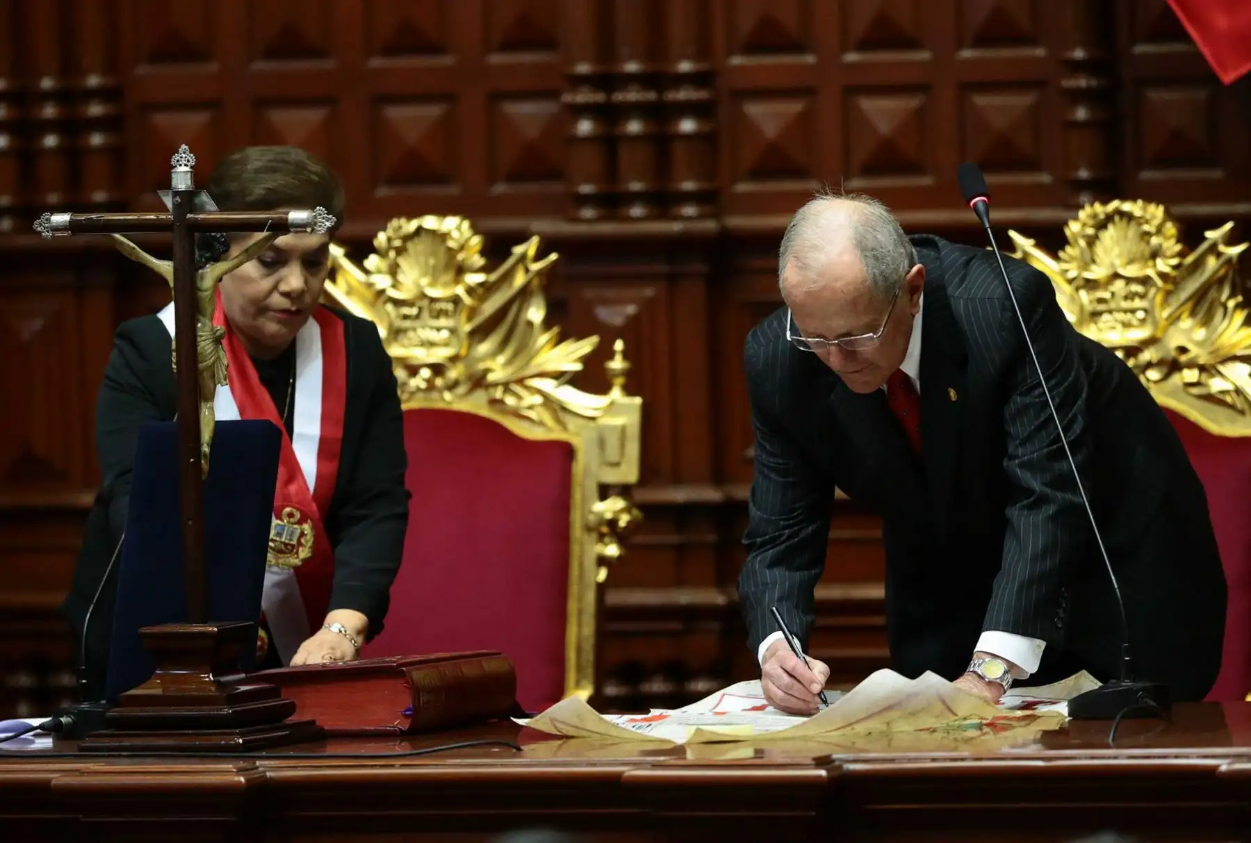 LIMA,PERÚ-JULIO 28.Presidenta del Congreso Luz Salgado rentrego la banda presidencial al Presidente Pedro Pablo Kuczynski en el Congreso de la República:ANDINA/Carlos Lezama