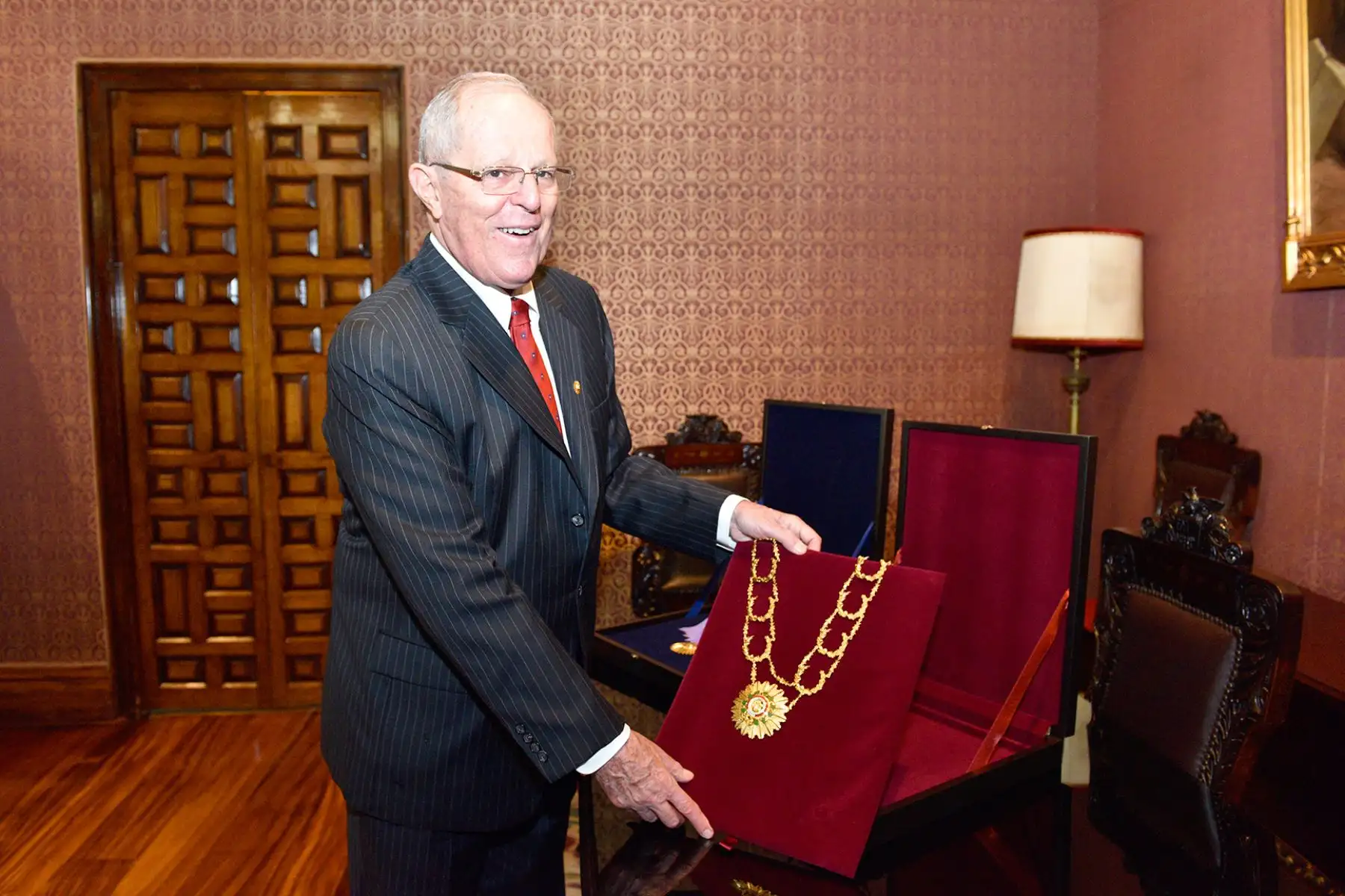 LIMA,PERÚ-JULIO 28.Presidente Pedro Pablo Kuczynski recibio la condecoracion Orden El Sol del Perú en el Grado de Gran Collar y la Orden al Mérito por Servicios Distinguidos en el Grado de Gran Cruz Especial en la cancilleria.
Foto: ANDINA/Prensa Presidencia