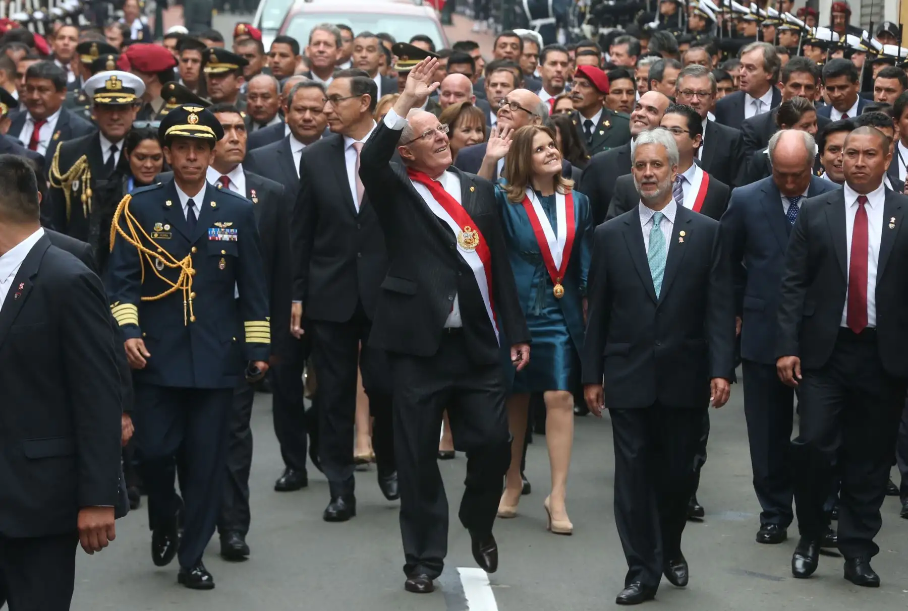 LIMA, PERÚ - JULIO 28. El presidente Pedro Pablo Kuczynski camina por el jiron Junin hacia Palacio de Gobierno. Foto: ANDINA/Vidal Tarqui