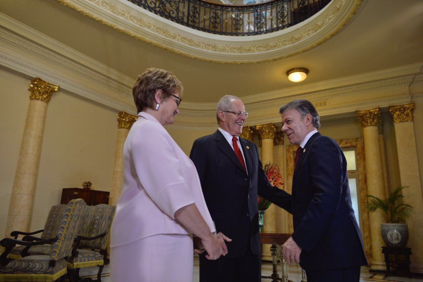Presidente de Colombia, Juan Manuel Santos, saluda al mandatario peruano, Pedro Pablo Kuczysnki. Foto: Twitter.