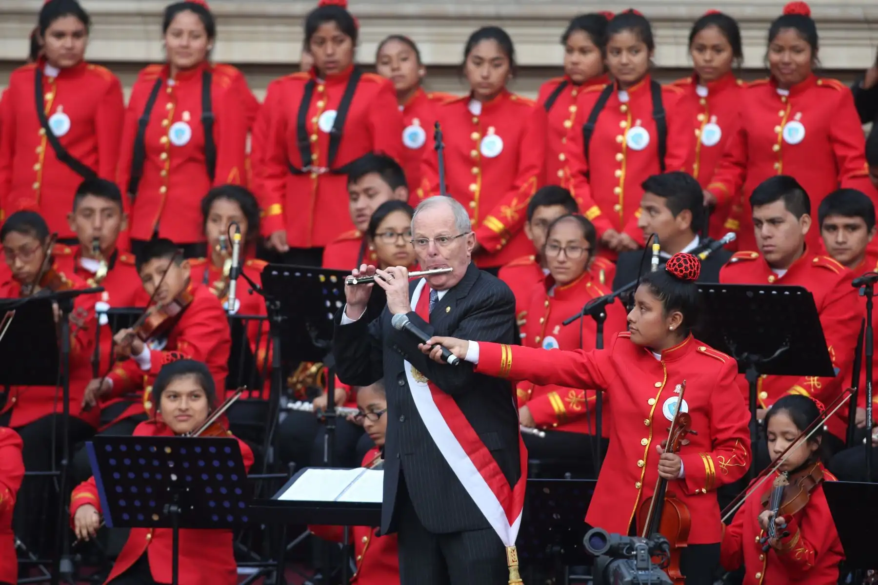 28/07/2016 LIMA,PERÚ-JULIO 28. Presidente Pedro Pablo Kuczynski toca la flauta traversa en el patio de honor de palacio de gobierno. Foto:ANDINA/archivo