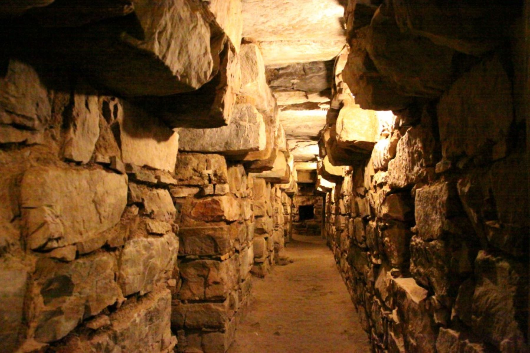 Detalle interior de las galerías en el complejo arqueológico Chavín de Huántar.
