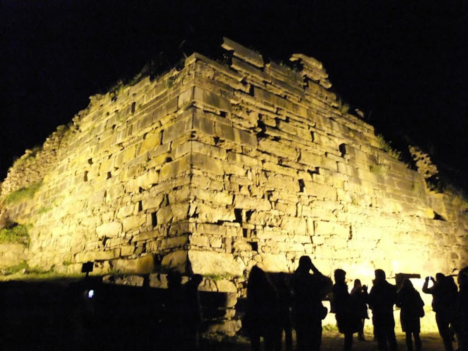 El Ministerio de Cultura aprobó las visitas nocturnas al monumento arqueológico Chavín de Huántar, ubicado en la provincia de Huari, región Áncash, en seis fechas especiales durante el segundo semestre de este año.