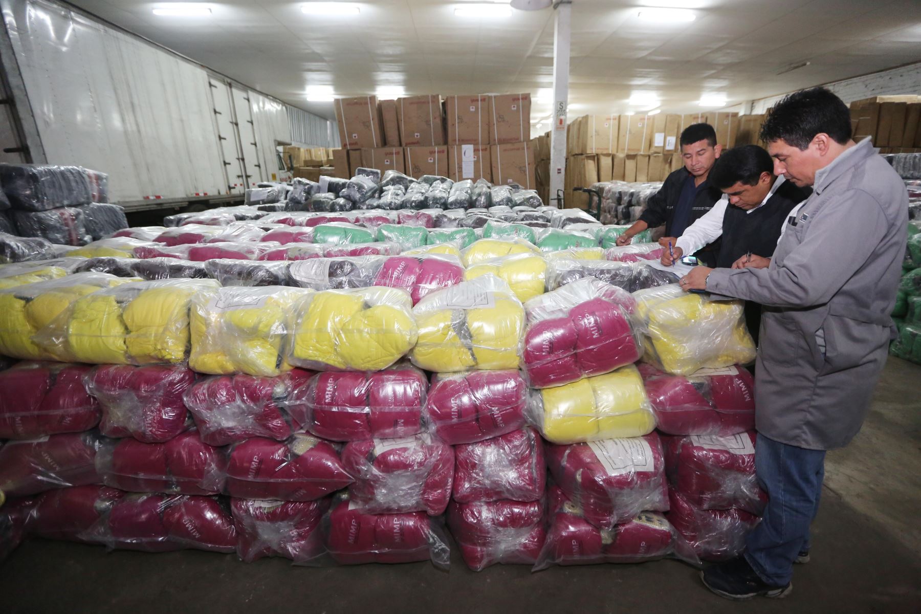 MIMP informó sobre entrega de más de 20 mil kits de abrigo para niños, niñas y adultos mayores que viven en zonas declaradas en emergencia por heladas y friaje.