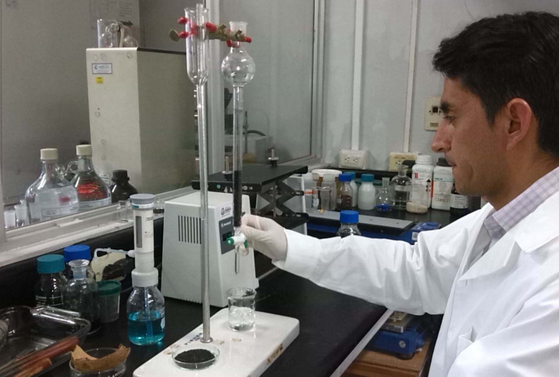 Químico del Instituto Nacional de Salud (INS), Manuel Chávez, descubrió que cáscara de coco elimina arsénico del agua