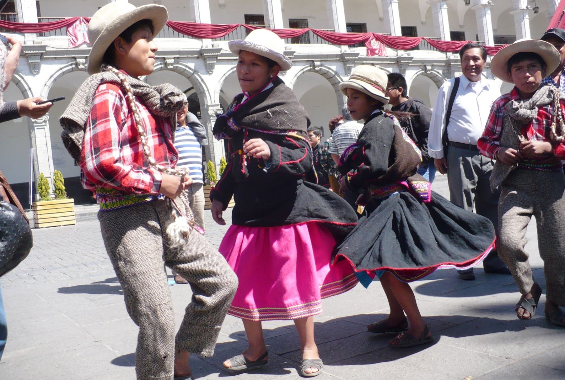 Niños del anexo de Maghuancca, distrito de Puica,  provincia de La Unión, Arequipa  presentaron la danza Barbecho de Yapuy, que cuenta cómo se prepara la tierra para la siembra. ANDINA