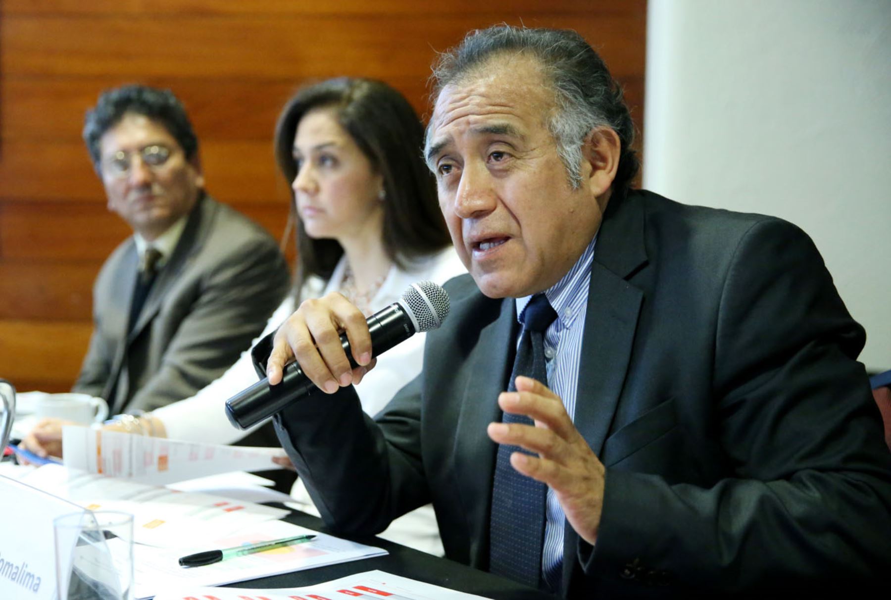 Doctor Rolando Pomalima acompañado por representantes de Prevensis. Foto: ANDINA/Melina Mejía.