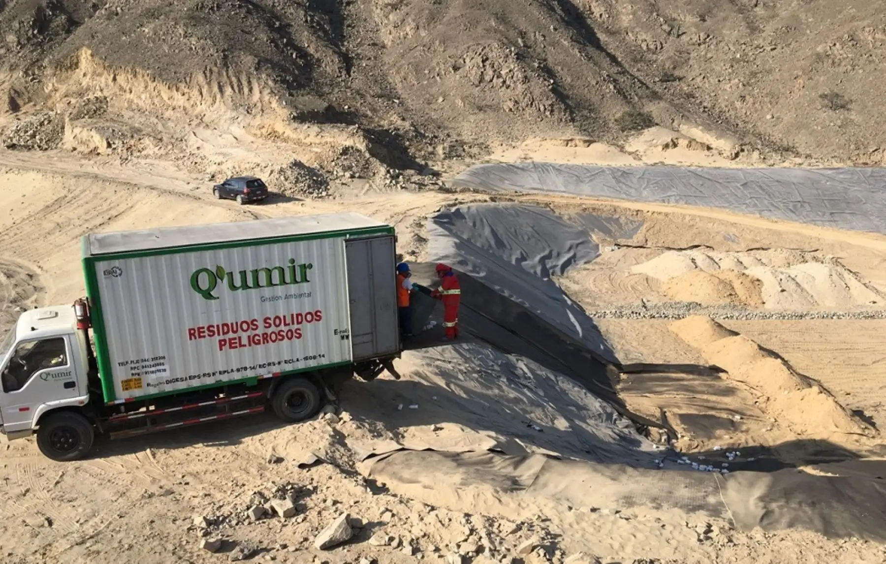 El relleno sanitario Cumbre, ubicado en la ciudad de Trujillo, recibió la primera descarga de residuos industriales peligrosos y está listo para atender la demanda de disposición final de residuos peligrosos, bajo técnicas sanitarias y ambientalmente seguras.