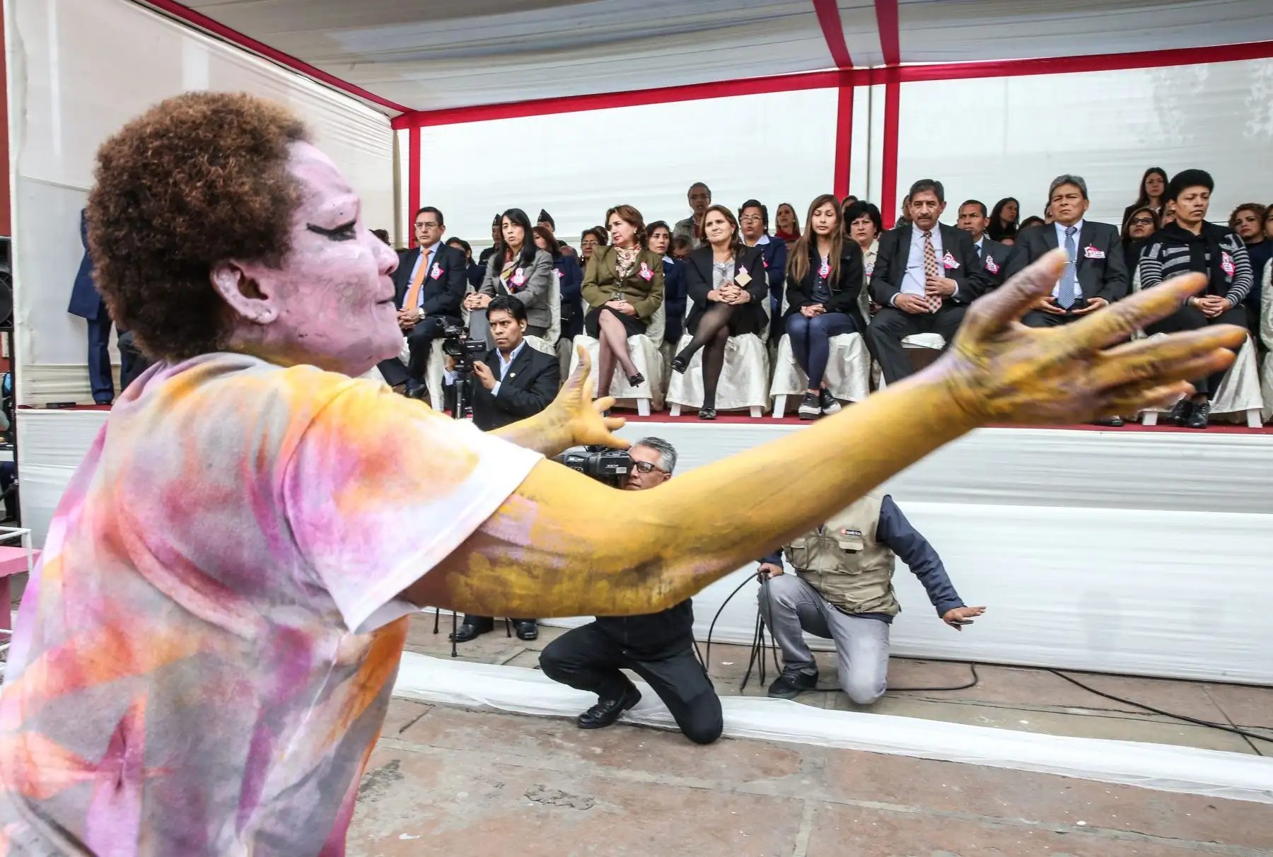 LIMA, PERÚ - AGOSTO 12.Ministra de justicia Marisol Pérez Tello asistió al penal Santa Mónica donde presenció una performance artística de las internas con motivo de la marcha Ni una menos. Foto: ANDINA/ Juan Carlos Guzman