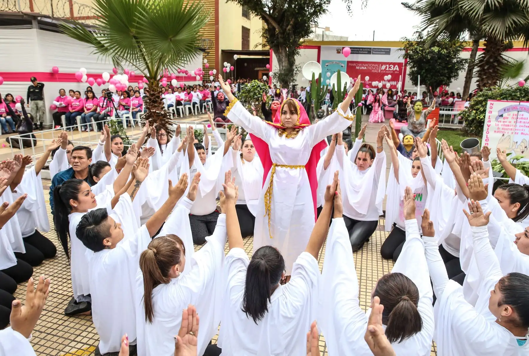 LIMA, PERÚ - AGOSTO 12.Ministra de justicia Marisol Pérez Tello asistió al penal Santa Mónica donde presenció una performance artística de las internas con motivo de la marcha Ni una menos. Foto: ANDINA/ Juan Carlos Guzman