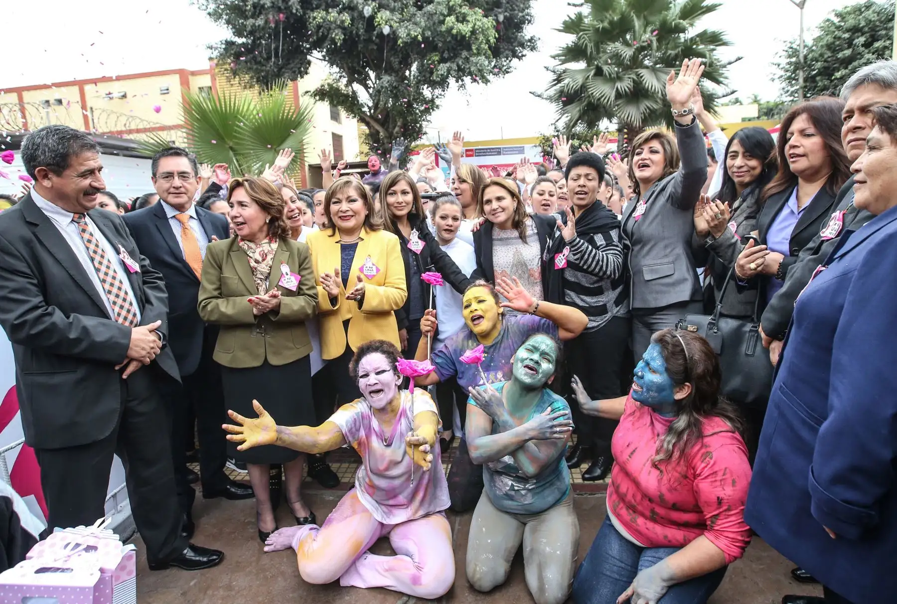 LIMA, PERÚ - AGOSTO 12.Ministra de justicia Marisol Pérez Tello asistió al penal Santa Mónica donde presenció una performance artística de las internas con motivo de la marcha Ni una menos. Foto: ANDINA/ Juan Carlos Guzman