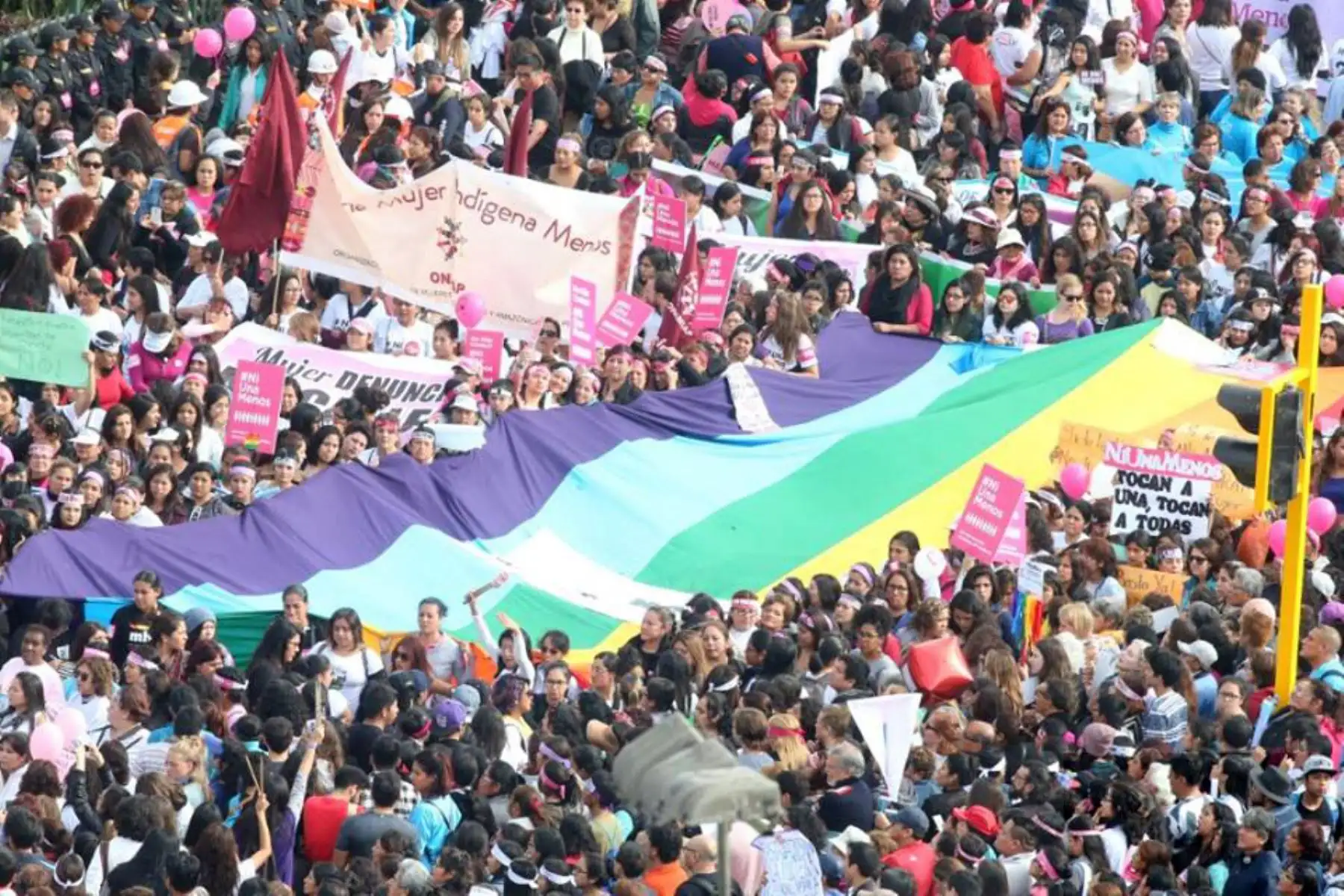 LIMA,PERÚ-AGOSTO 13.Mujeres y hombres en la avenida de La Peruanidad, en el distrito de Jesús María, empiezan la marcha "Ni una menos", que busca desterrar toda forma de violencia contra la mujer.Foto: ANDINA/Vidal tarqui