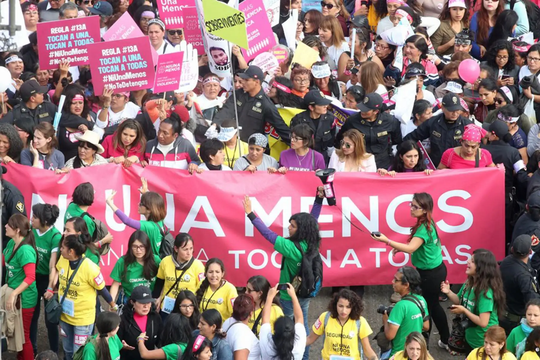 LIMA,PERÚ-AGOSTO 13.Mujeres y hombres en la avenida de La Peruanidad, en el distrito de Jesús María, empiezan la marcha "Ni una menos", que busca desterrar toda forma de violencia contra la mujer.Foto: ANDINA/Vidal tarqui