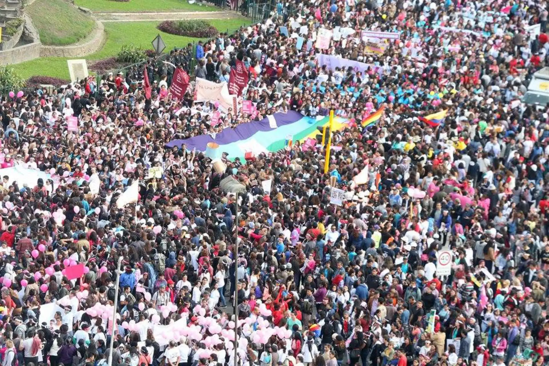 LIMA,PERÚ-AGOSTO 13.Mujeres y hombres en la avenida de La Peruanidad, en el distrito de Jesús María, empiezan la marcha "Ni una menos", que busca desterrar toda forma de violencia contra la mujer.Foto: ANDINA/Vidal tarqui