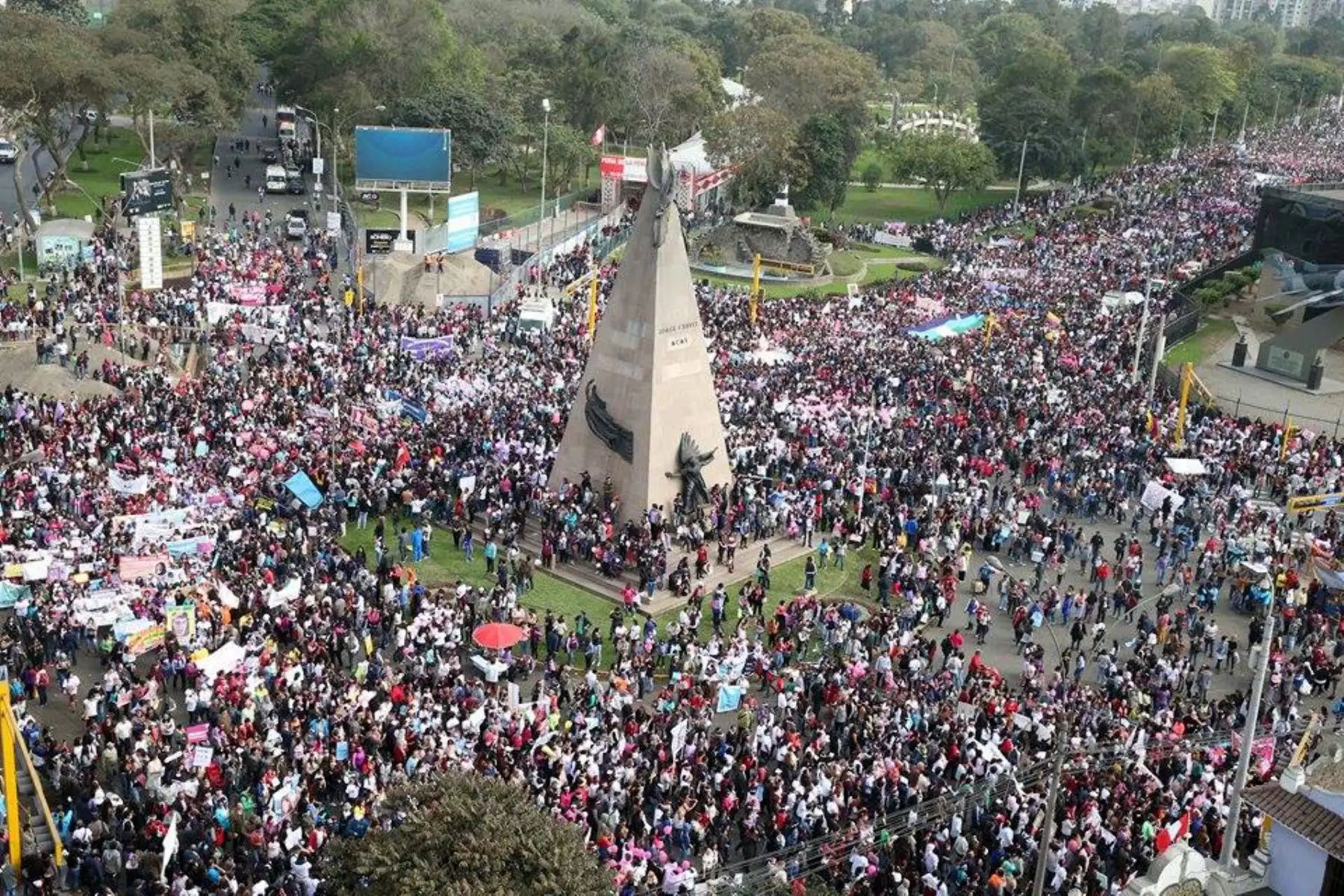 LIMA,PERÚ-AGOSTO 13.Mujeres y hombres en la avenida de La Peruanidad, en el distrito de Jesús María, empiezan la marcha "Ni una menos", que busca desterrar toda forma de violencia contra la mujer.Foto: ANDINA/Vidal tarqui
